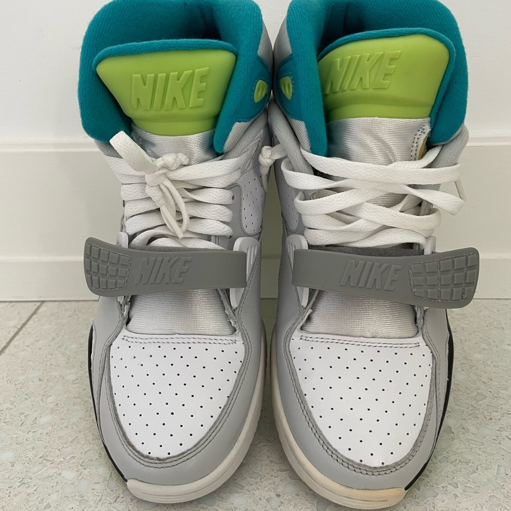 Nike - Picture 2 of 5